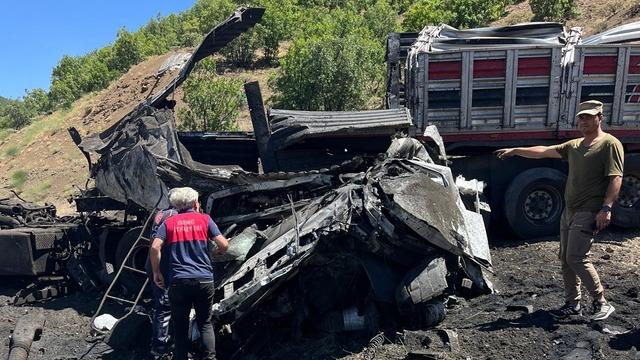 Bingöl'de devrilen tırın sürücüsü hayatını kaybetti