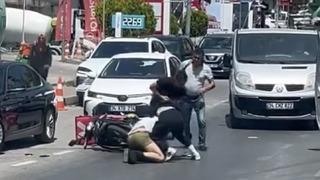 Maltepe’de trafikte kavga kamerada! Otomobil sürücüsüyle motokurye birbirine girdi, o anlar kameraya böyle yansıdı