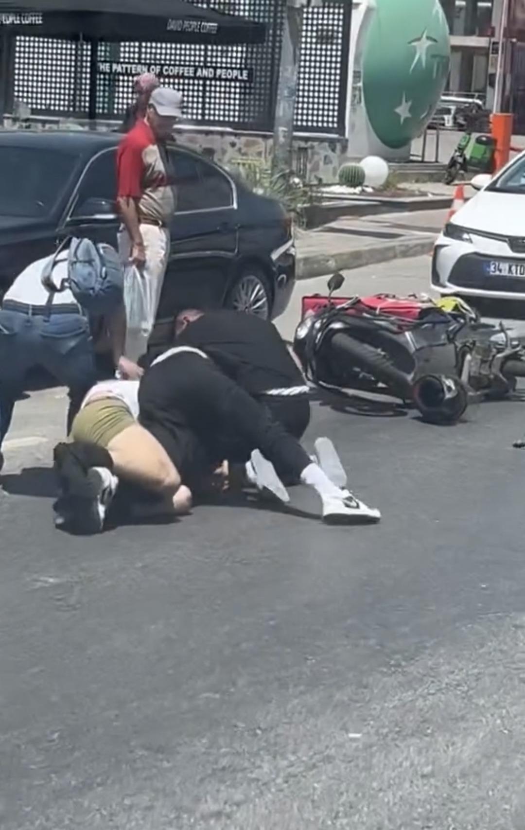 Maltepe’de trafikte kavga kamerada! Otomobil sürücüsüyle motokurye birbirine girdi, o anlar kameraya böyle yansıdı 2