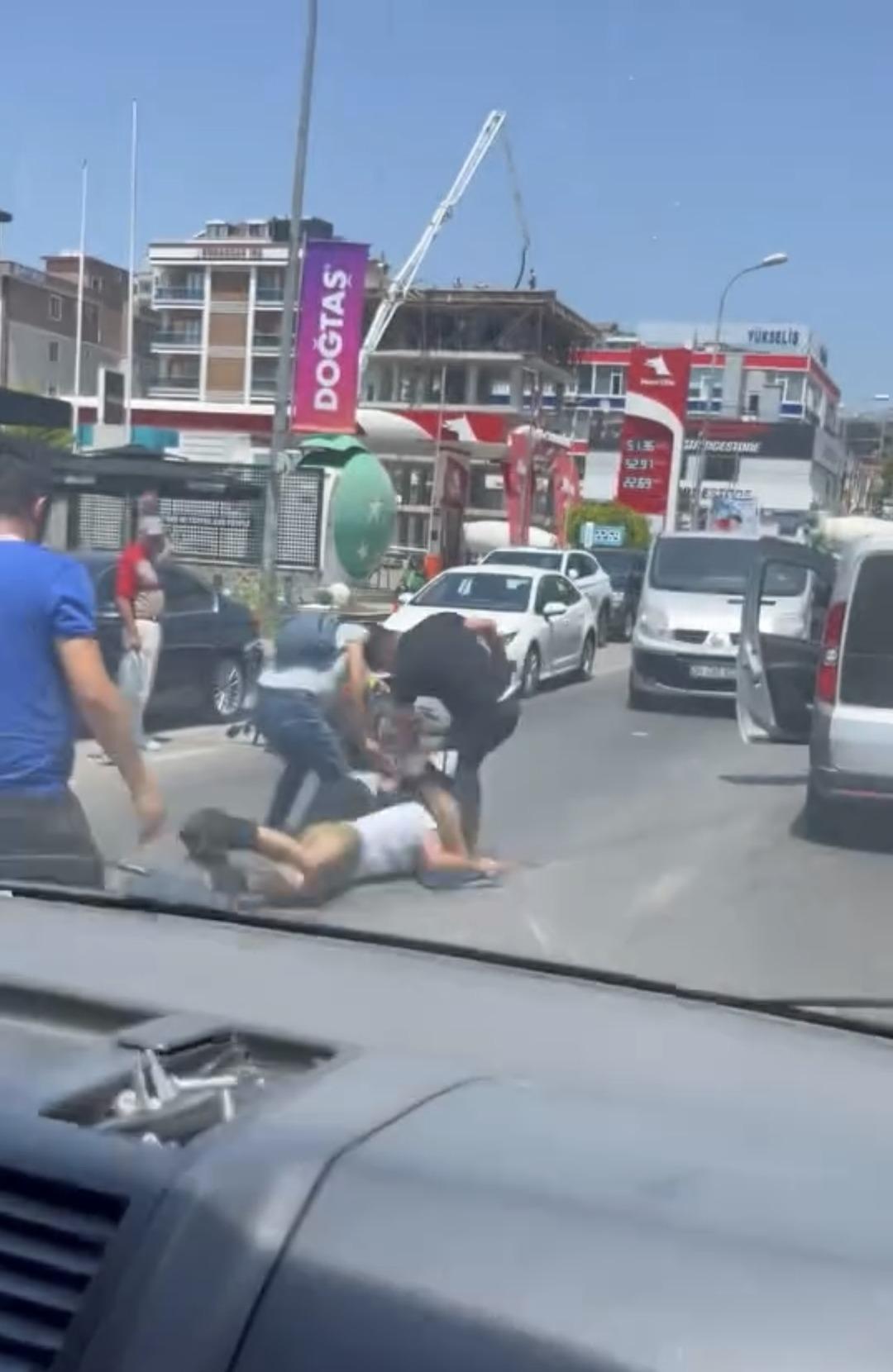 Maltepe’de trafikte kavga kamerada! Otomobil sürücüsüyle motokurye birbirine girdi, o anlar kameraya böyle yansıdı 1