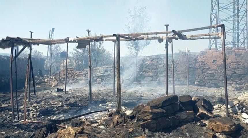 Edirne'de tarla yangını evlere sıçradı: 3 ev küle döndü