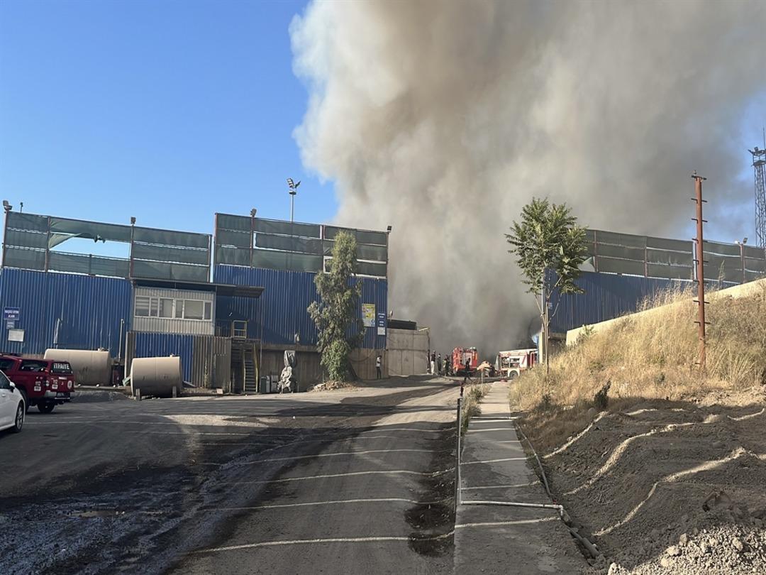 Kocaeli de hurda sahasında çıkan yangın kontrol altına alındı 1