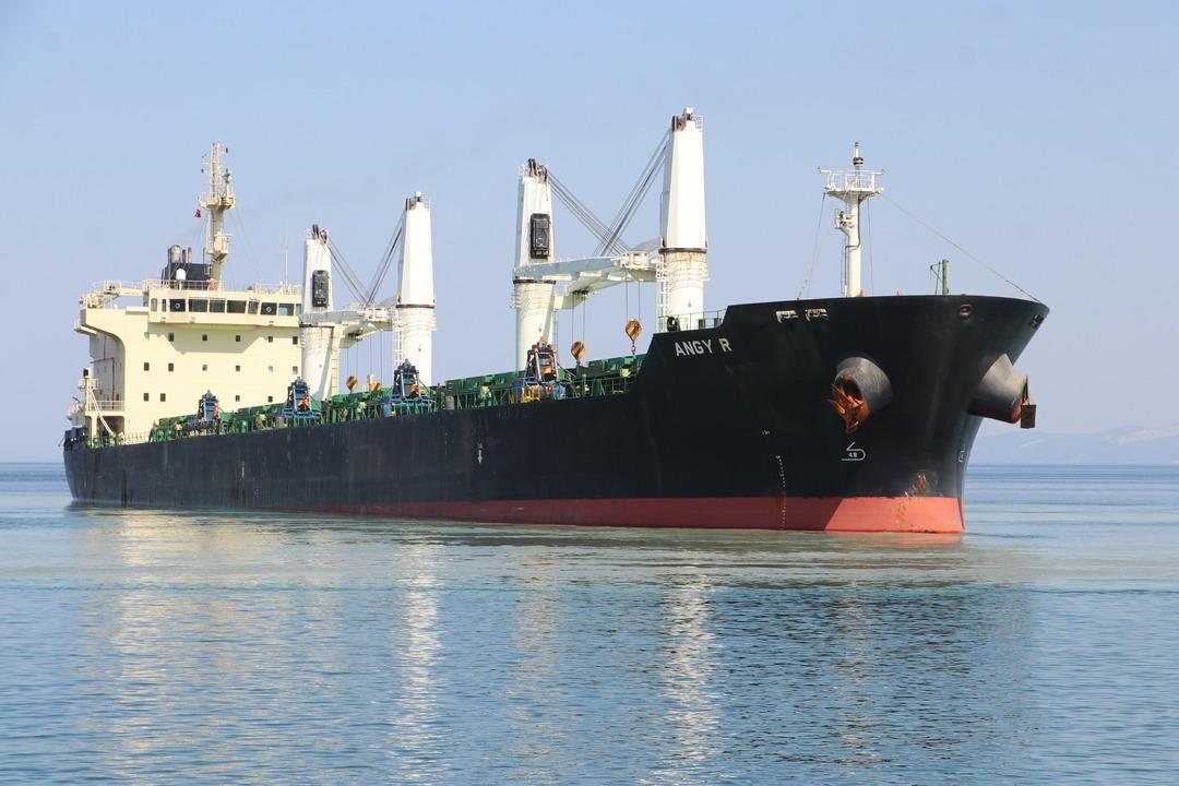 Tekirdağ da kıyıya 30 metre mesafede karaya oturan gemiyi kurtarma çalışmalarına devam edilecek 1