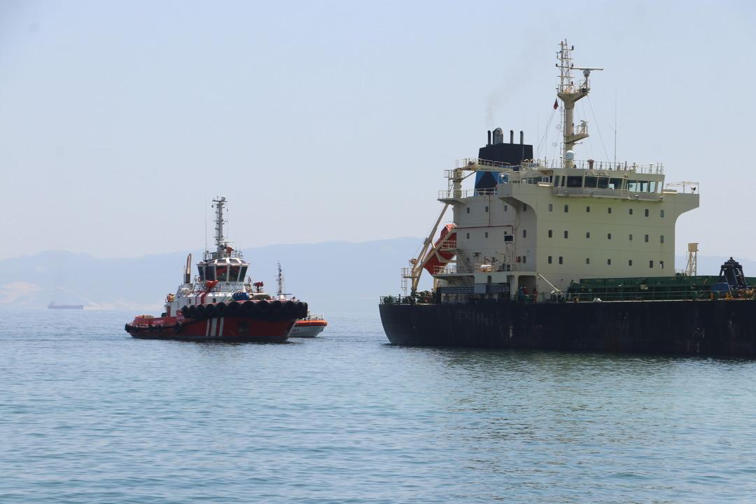 Tekirdağ da kıyıya 30 metre mesafede karaya oturan gemiyi kurtarma çalışmalarına devam edilecek 2