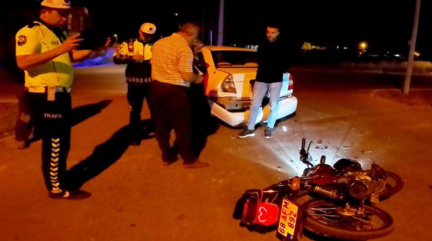 Motosiklet otomobile arkadan çarptı: 1 yaralı