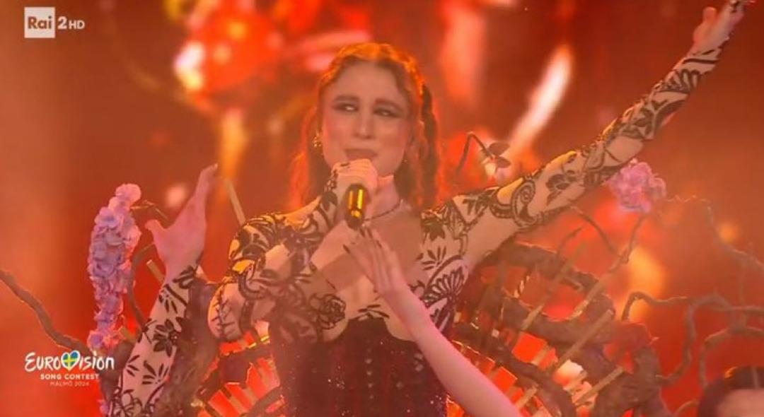 Fenerbahçe nin kutlamasında yer alan Hande Yener in dansçısı bakın kim çıktı! Sosyal medya onu konuşuyor... 3