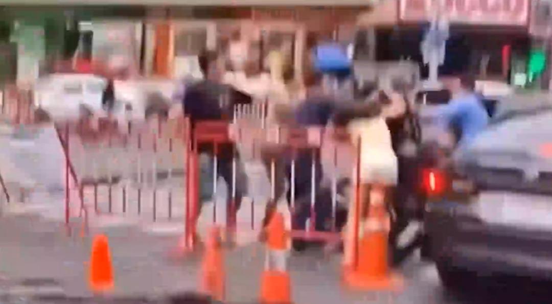 18 yaşındaki Türk vatandaşı Tayland ı karıştırdı! Kadını elinden zor aldılar! İşte o anlar... 2