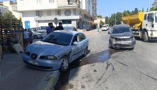 Hafif ticari araç ile otomobil çarpıştı: 1 yaralı