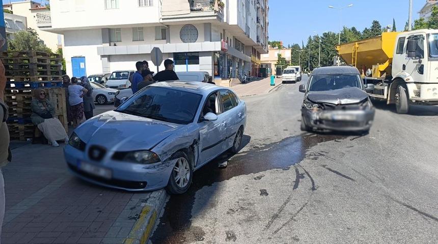Hafif ticari araç ile otomobil çarpıştı: 1 yaralı