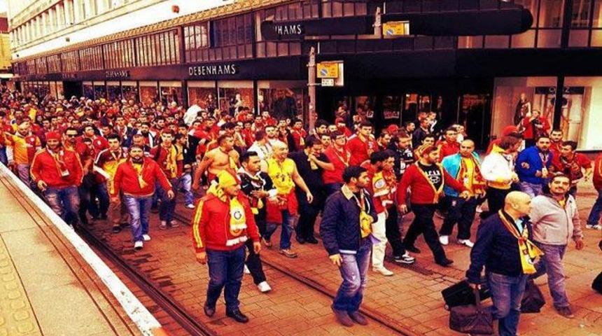 Manchester sokaklarında 'Aslan' y&uuml;r&uuml;y&uuml;ş&uuml;