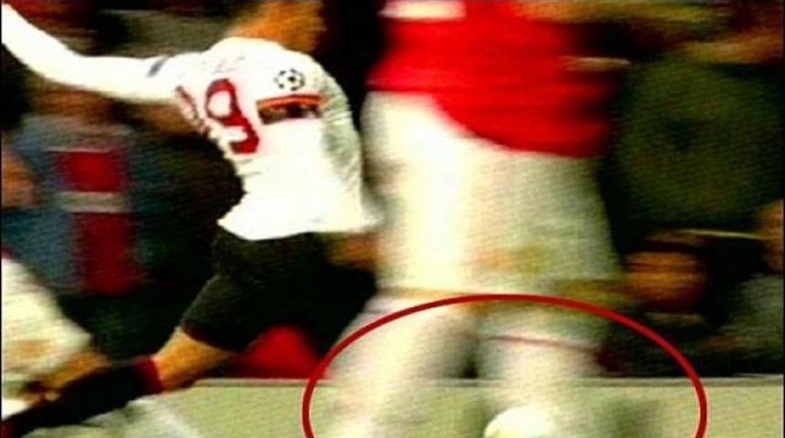 Old Trafford'da hakem faciası..!
