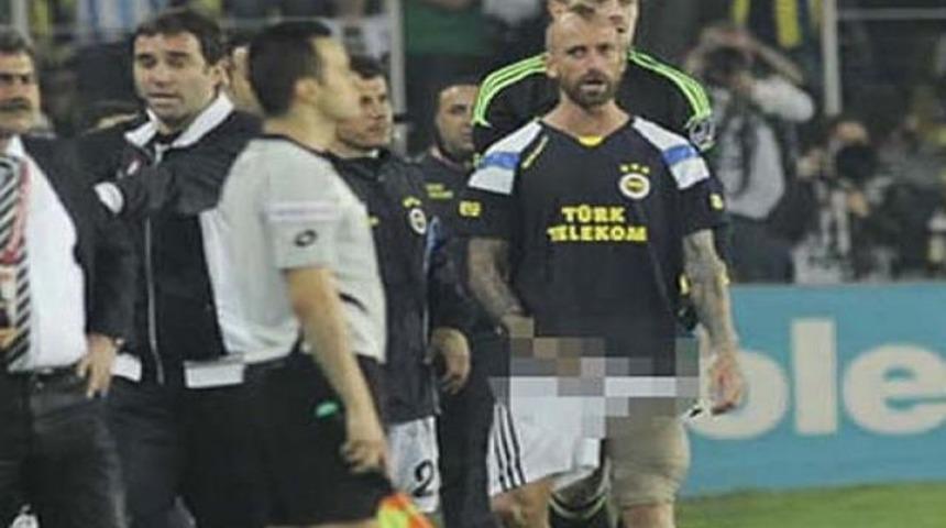 Meireles buz torbasını tutmuş..