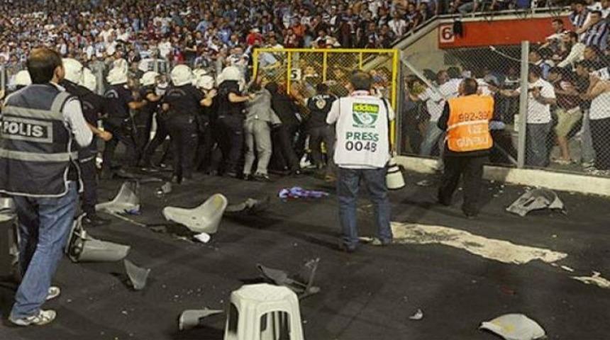 Ankara'da trib&uuml;n karıştı!