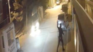 Bekçiden kaçarken panoya vuran ve havalanan araç güvenlik kamerasında