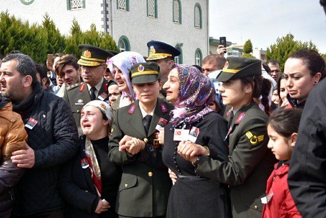 Kaza kurşunuyla şehit olan erin cenazesi memleketine uğurlandı (2)