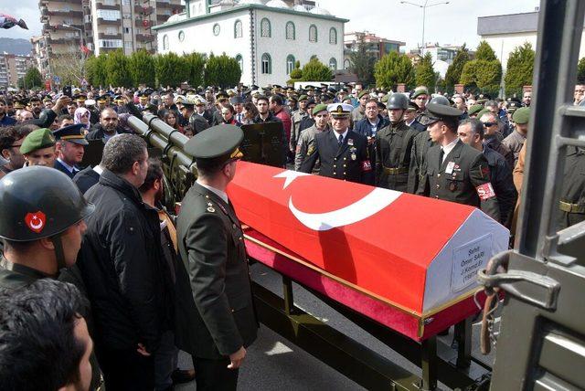 Kaza kurşunuyla şehit olan erin cenazesi memleketine uğurlandı (2)