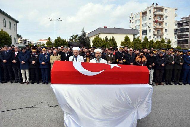 Kaza kurşunuyla şehit olan erin cenazesi memleketine uğurlandı (2)