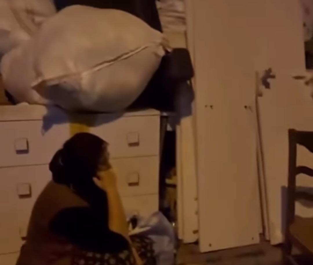 Yaşlı kadın gece yarısı evinden kovuldu! Nedeni ise pes dedirtti!  1