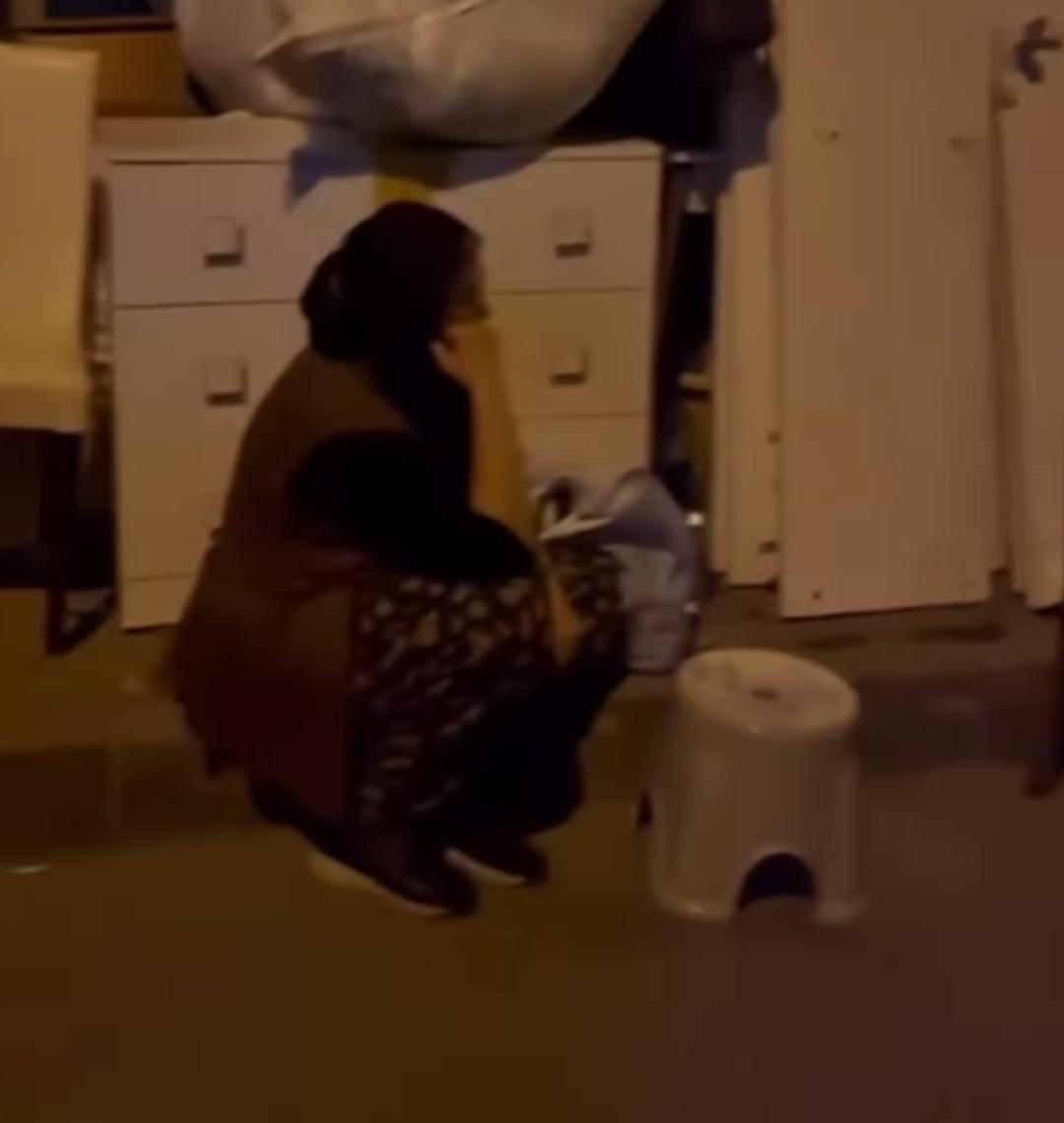 Yaşlı kadın gece yarısı evinden kovuldu! Nedeni ise pes dedirtti!  3