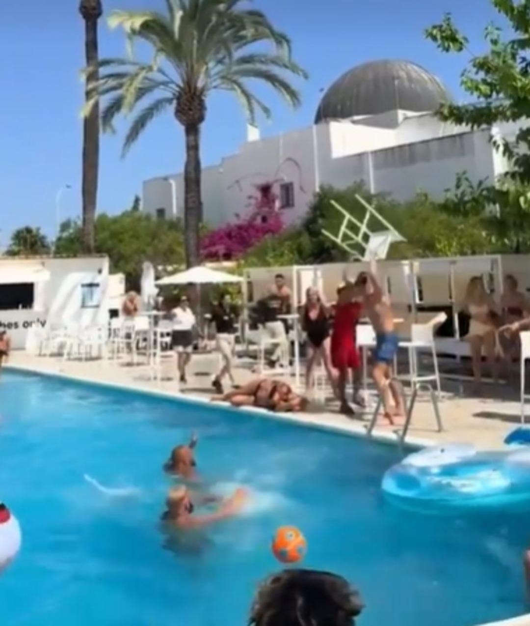 İngiliz futbolcu havuz başında kadına sandalye fırlattı! Skandal görüntüler gündem oldu 1