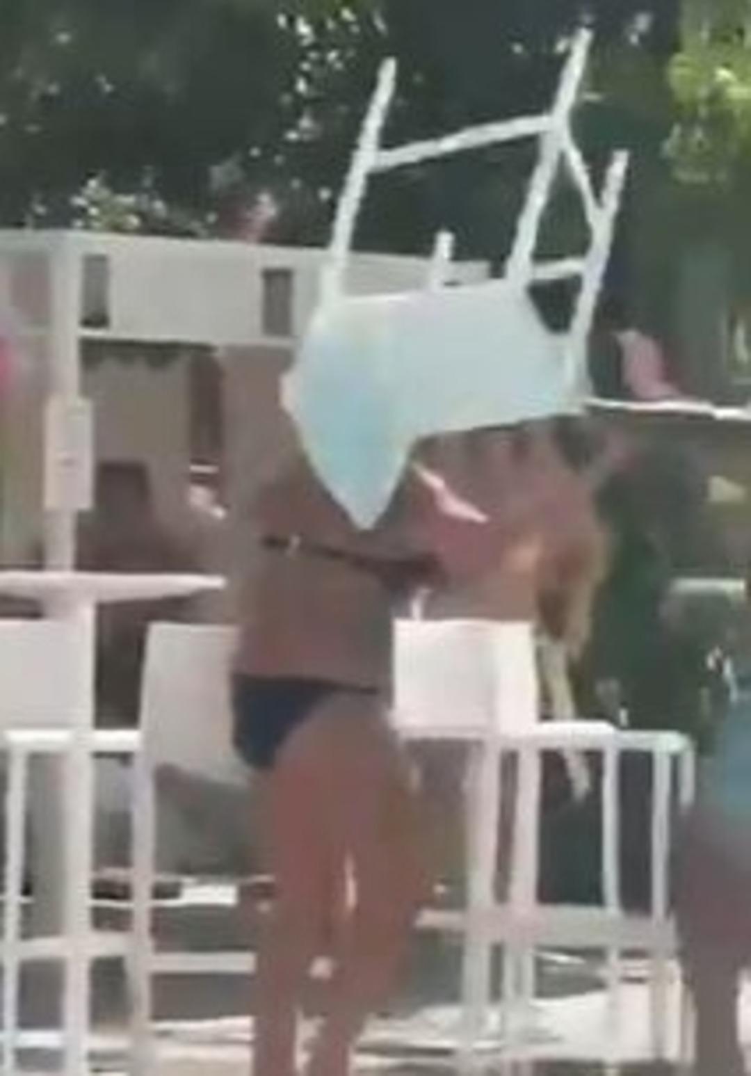 İngiliz futbolcu havuz başında kadına sandalye fırlattı! Skandal görüntüler gündem oldu 2