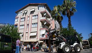 Antalya'da 6 katlı binadan 20 kamyon çöp çıktı