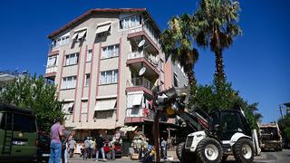 Antalya'da 6 katlı binadan 20 kamyon çöp çıktı