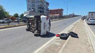 Samsun'da otomobil devrildi, 2 kişi yaralandı