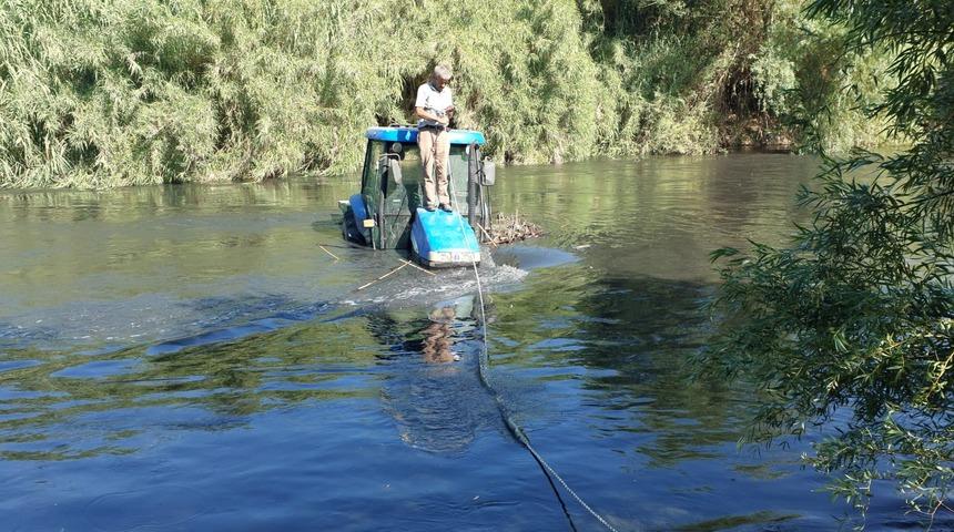 Aydın'da traktörüyle geçmeye çalıştığı nehirde mahsur kalan kişi kurtarıldı