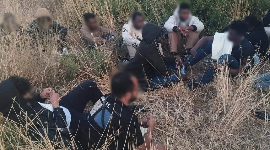 Aydın'da 16 düzensiz göçmen ile 1 insan kaçakçısı yakalandı