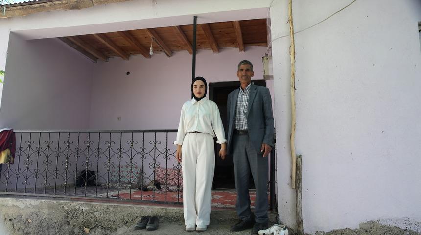 Sınav çıkışında kızını çiçekle karşıladı, sosyal medyada "yılın babası" ilan edildi