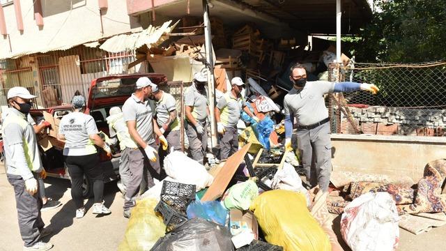 Daha önce de 16 kamyon çöp çıkmıştı! 6 katlı apartmandan bu defa 20 kamyon çöp çıkarıldı