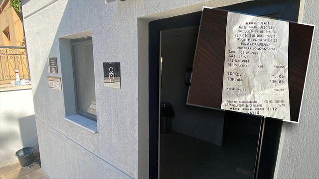 Antalya plajlarında şaşkına çeviren tarife! Hem mesai ile çalışıyor hem de euro ödeniyor: Turistlere ayrı Türklere ayrı fiyat