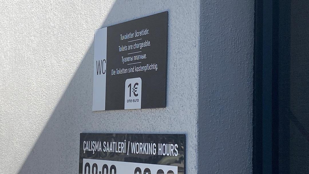 1200xauto Antalya plajlarında şaşkına çeviren tarife! Hem mesai ile çalışıyor hem de euro ödeniyor: "Turistlere ayrı Türklere ayrı fiyat"