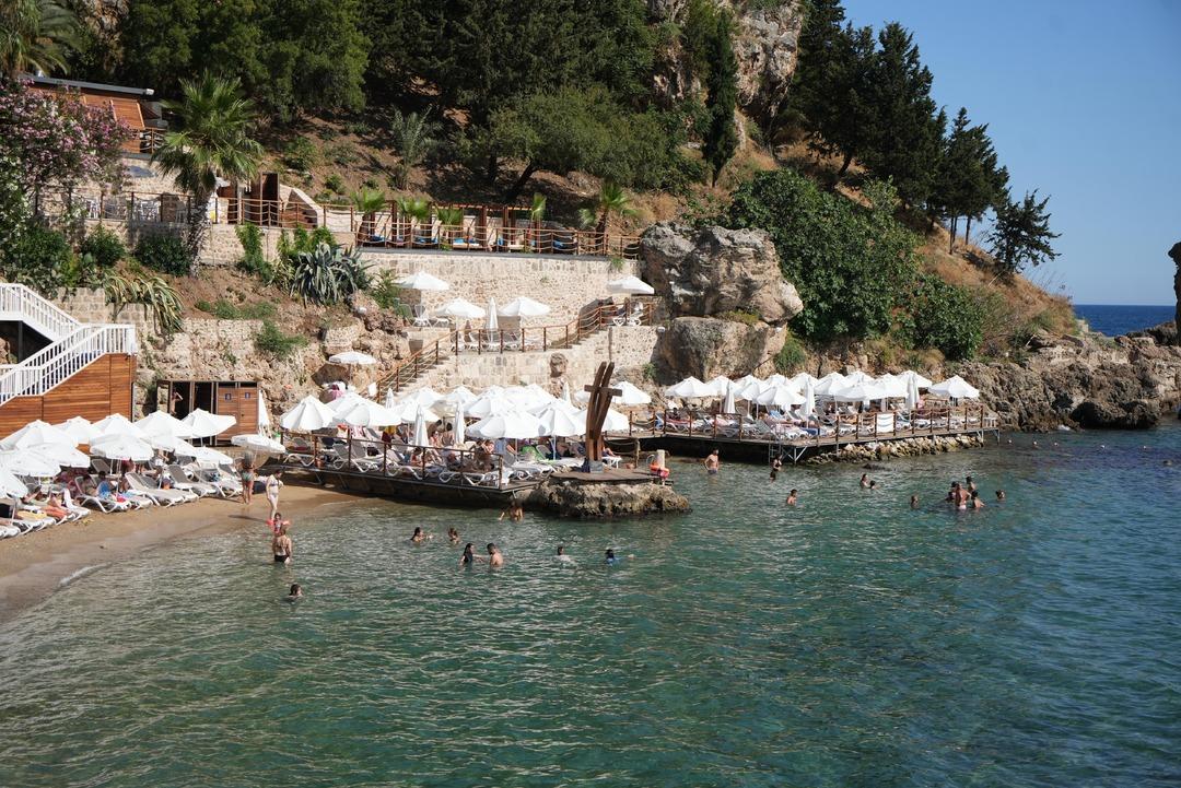 1200xauto Antalya plajlarında şaşkına çeviren tarife! Hem mesai ile çalışıyor hem de euro ödeniyor: "Turistlere ayrı Türklere ayrı fiyat"