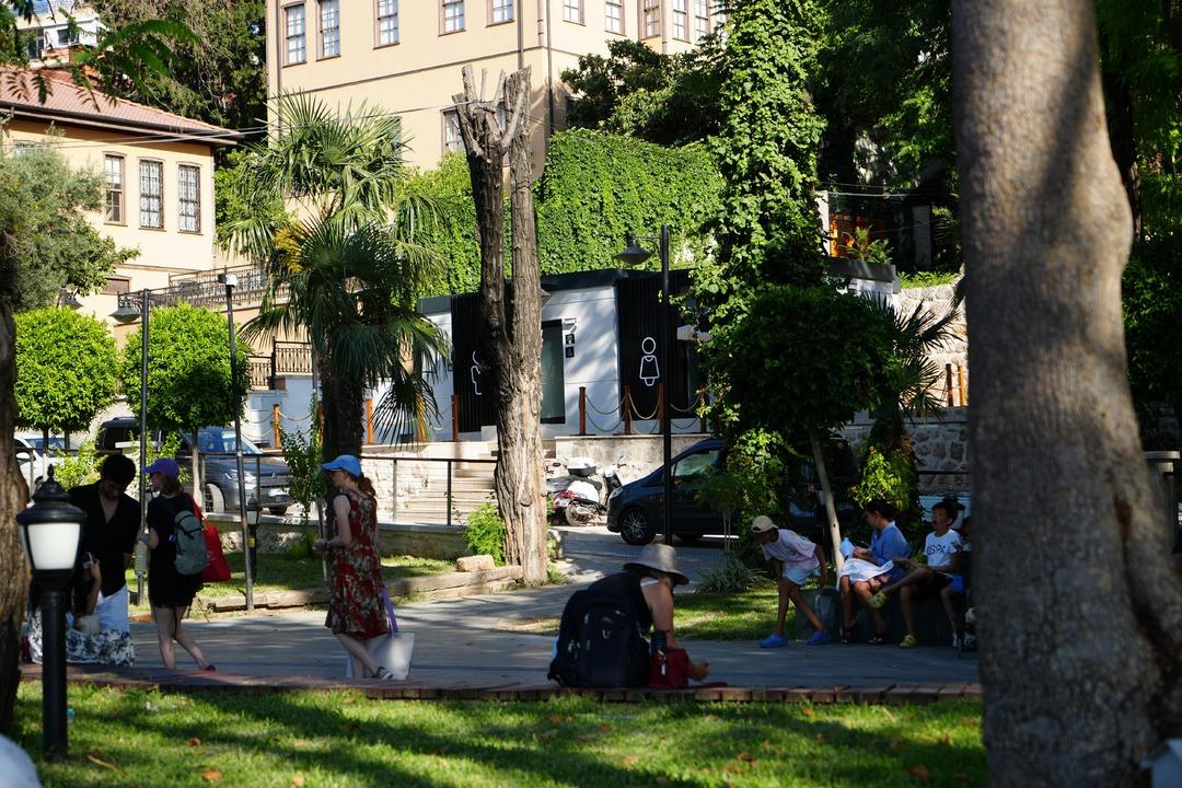 1200xauto Antalya plajlarında şaşkına çeviren tarife! Hem mesai ile çalışıyor hem de euro ödeniyor: "Turistlere ayrı Türklere ayrı fiyat"