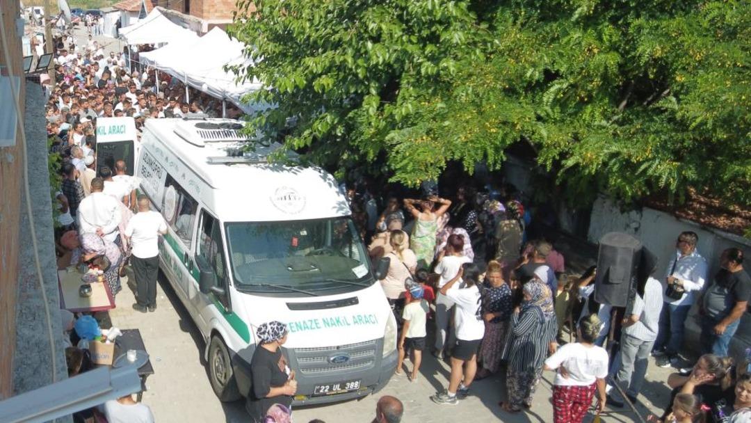 Babanın en zor anları... Edirne deki trafik kazasında ailesinden 5 kişiyi kaybetti 2