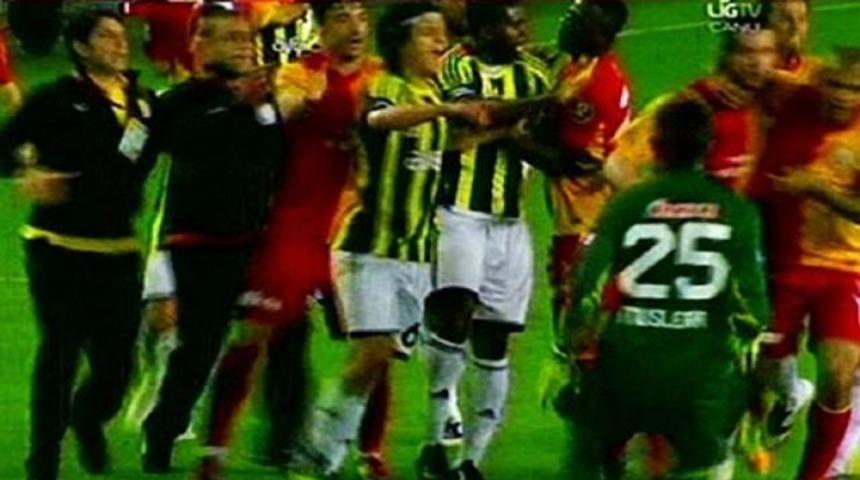 Futbolcular birbirine girdi!