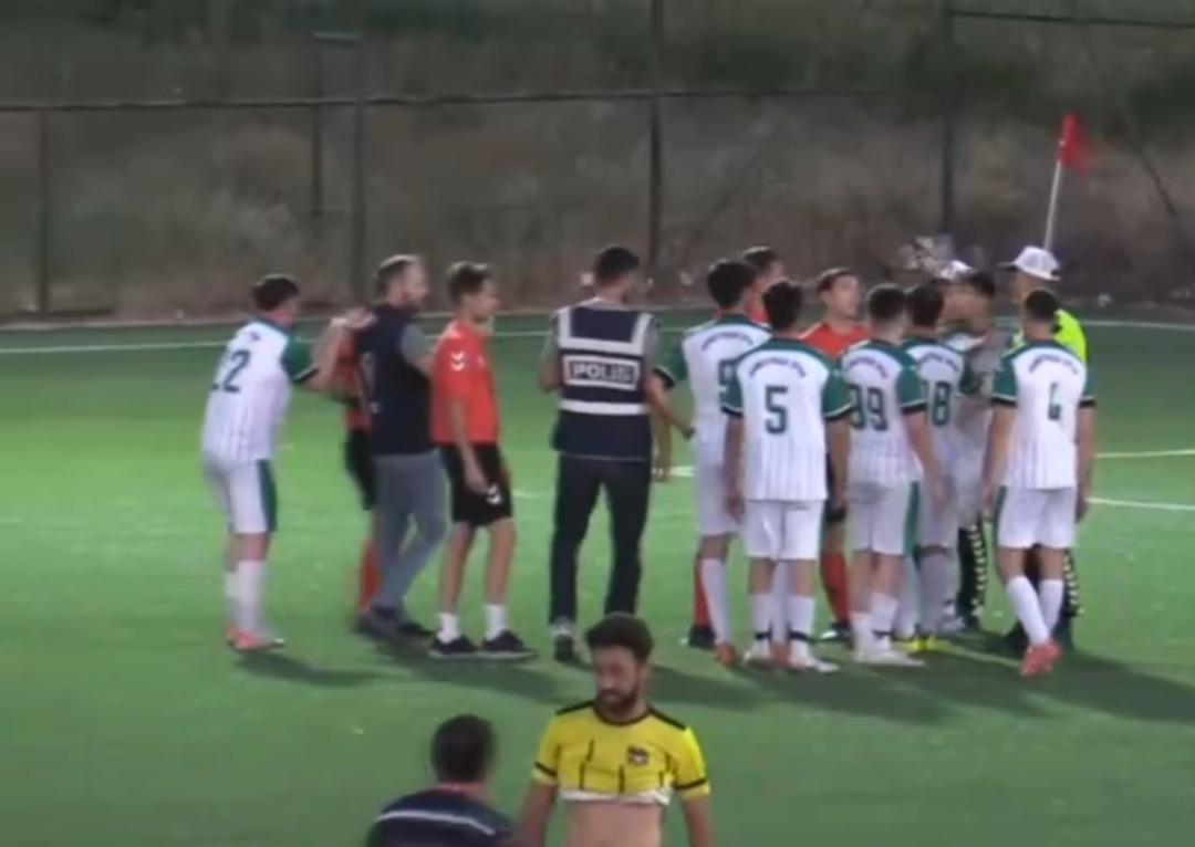 Afyon da olaylı maç! Son saniyede atılan gol geçersiz olunca saha karıştı! 1