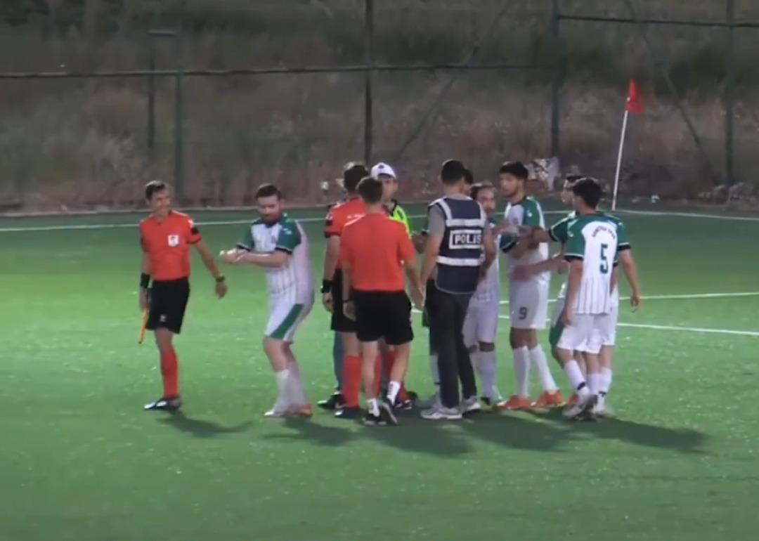 Afyon da olaylı maç! Son saniyede atılan gol geçersiz olunca saha karıştı! 2