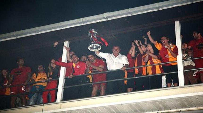 Futbolcularını tebrik etti..!