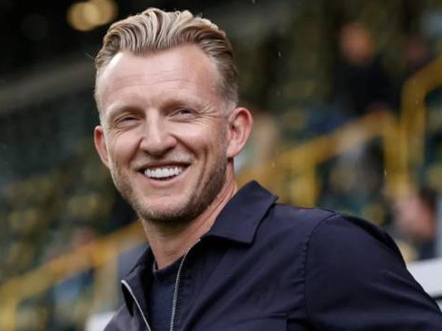 Fenerbahçe'nin efsane ismi Dirk Kuyt Türklerin sahibi olduğu Hollanda ekibi FC Dordrecht’te teknik direktör oldu...