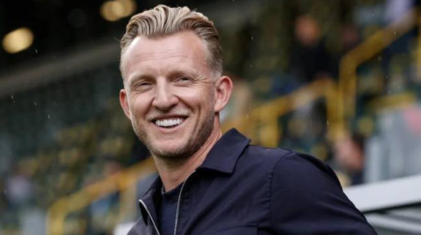 Fenerbahçe'nin efsane ismi Dirk Kuyt Türklerin sahibi olduğu Hollanda ekibi FC Dordrecht’te teknik direktör oldu...