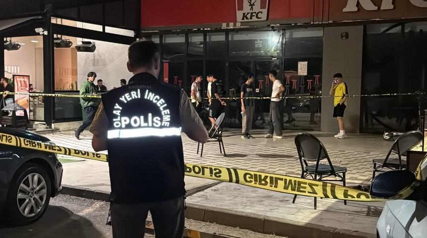 Kocaeli'de kafenin önünde silahlı saldırıya uğrayan genç yaralandı