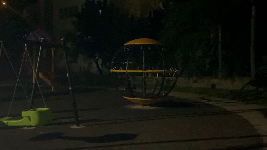 Parkta oyun oynarken kalbi durdu! Hastanede hayata döndürüldü: "Çocuğun ayağı dışarıdaydı" 1