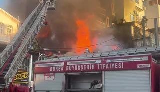 Tarihi semtteki yangında 5 iş yeri yandı