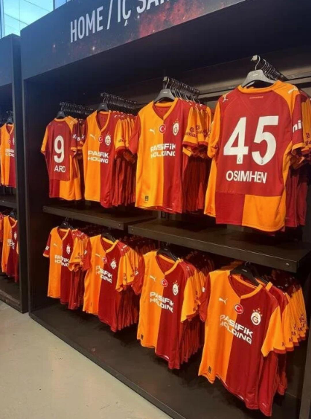 O olay sonrası taraftar sevinçten çıldırdı!  Galatasaray Osimhen i açıkladı  forması bile satışta... 1