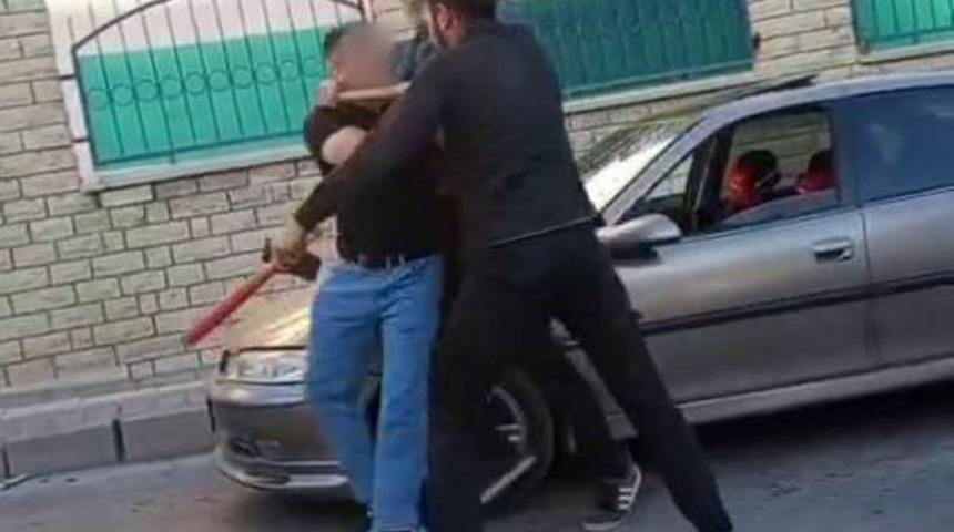 Elazığ’da baltalı-sopalı yol verme kavgası kamerada