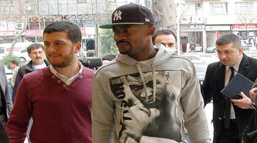 Zokora, Emre'nin peşini bırakmıyor!