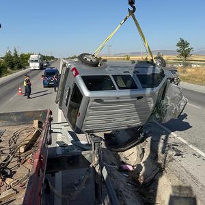 Refüje devrilen hafif ticari araçta 2 kişi yaralandı